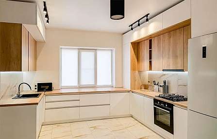 Дизайн кухни для дома с одним окном