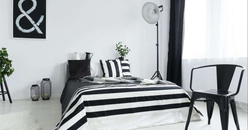 Дизайн спальни для девушки в бело-черных тонах