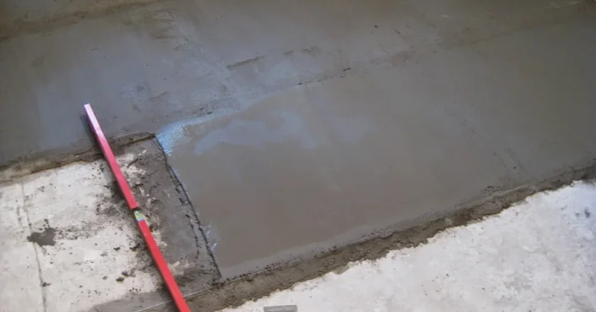 Как выровнять бетонный пол в квартире под линолеум