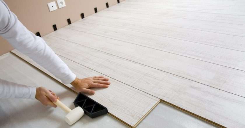 Как укладывают правильно ламинат на деревянный пол