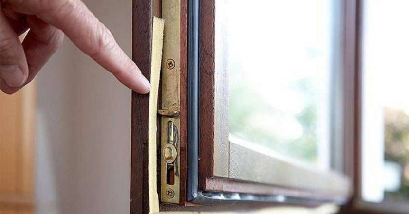 Как утеплить деревянные окна и двери