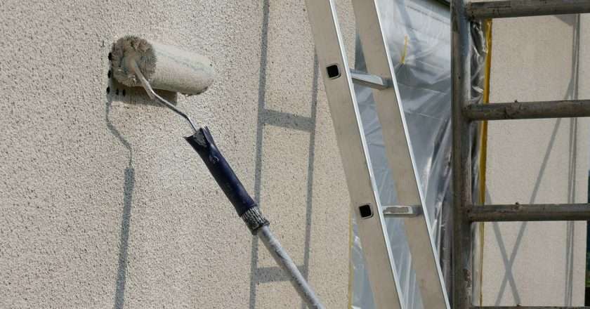 На чем красить фасады домов: выбор краски для долговечности и красоты