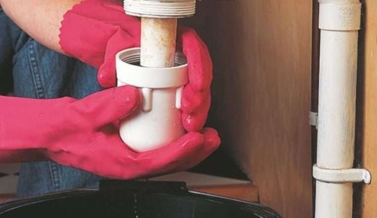 Неприятный запах из канализации на кухне: причины и способы устранения