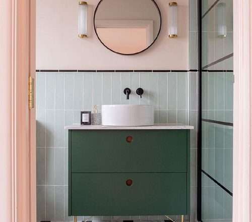 Сочетание кафельной плитки и покраски стен в ванной комнате