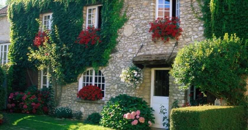 Фасад дома с цветами фото