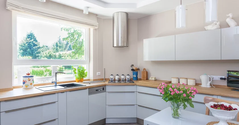 Кухня под окном Свет Простор Функциональность